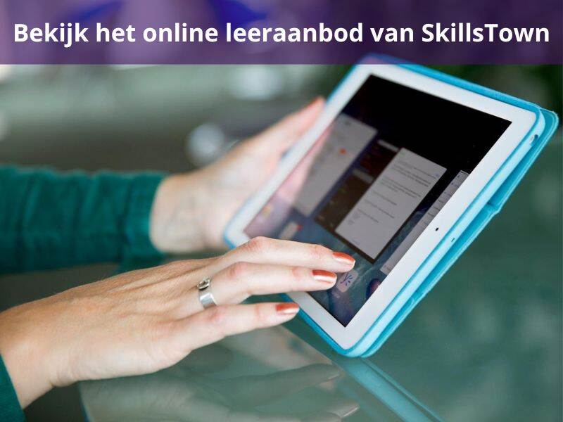 Hand op Ipad met tekst Skillstown is live